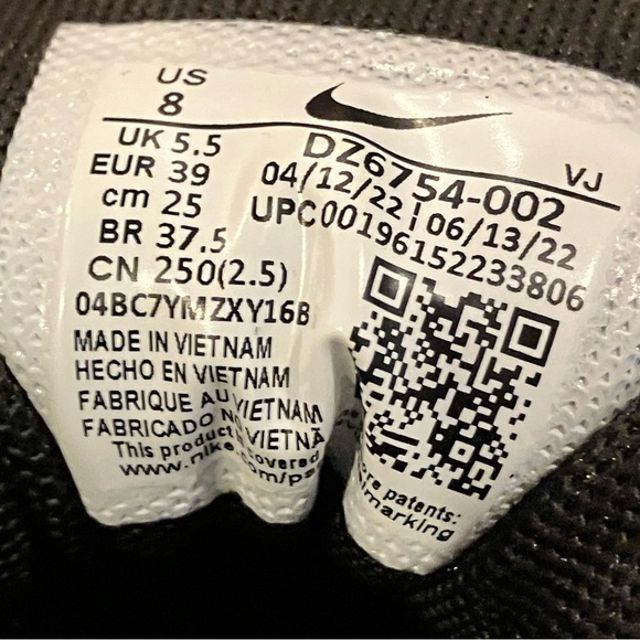 Nike Air Max Bliss Sneakers - Women’s Size 8 (Black, White, Gray)​ - Picture 6 of 6